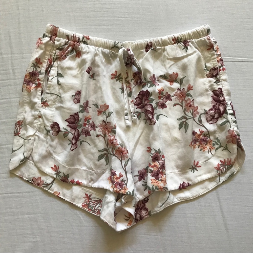 White lily Eve shorts